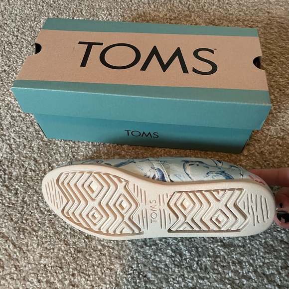 NWT Toms delicate blue, dolphin print, size 8 - Picture 5 of 8